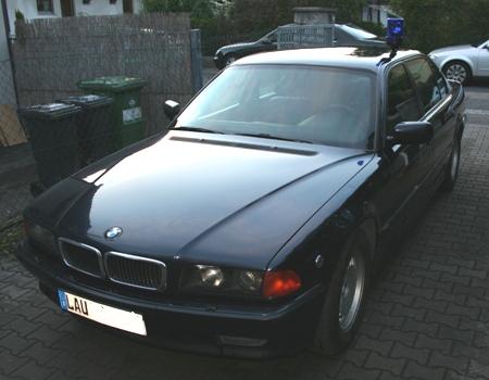 BMW 750 blau Minenschutz